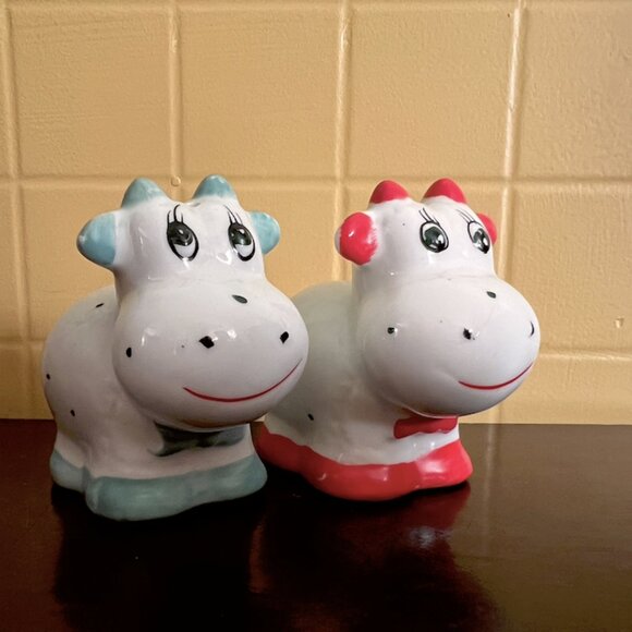 Adorable Vintage Colourful Cows Salt & Pepper Shakers - Picture 1 of 7